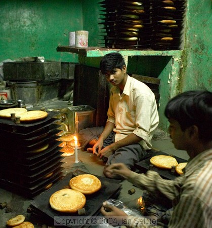 Preparing food just before the break-fast at the street market near the Tomb of Nizammudin, Delhi