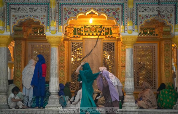Preparing for the break-fast at the Tomb of Nizammudin, Delhi