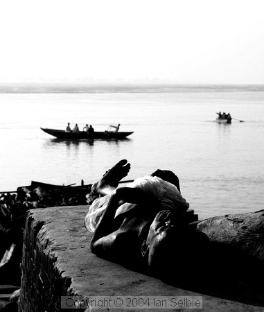 This old man lies meditating near the cremation fire. Is he a flesh-eating Agori or a simple ascetic looking for purity far from the world of the living?