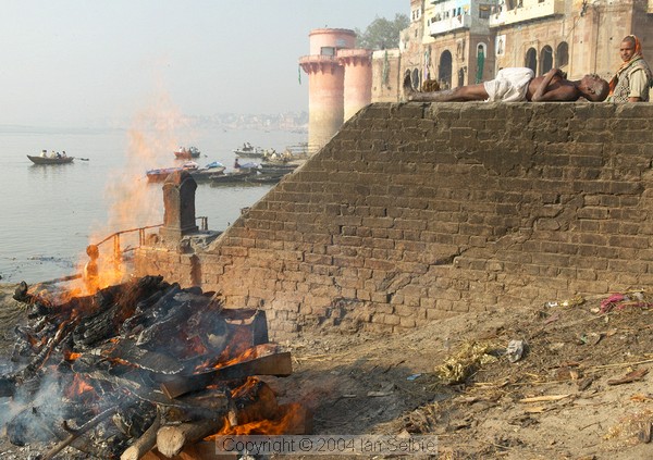 This old man lies meditating near the cremation fire. Is he a flesh-eating Agori or a simple ascetic looking for purity far from the world of the living?